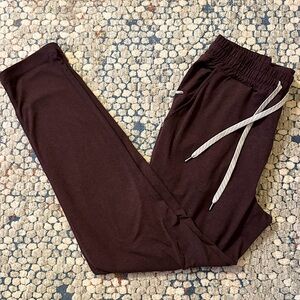 LIKE NEW Vuori Mens Pants Ponto Performance Mahogany Heather Medium